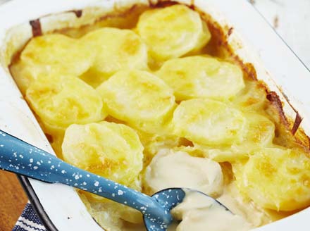 Ніжна запечена картопля в духовці з сиром: різні варіанти