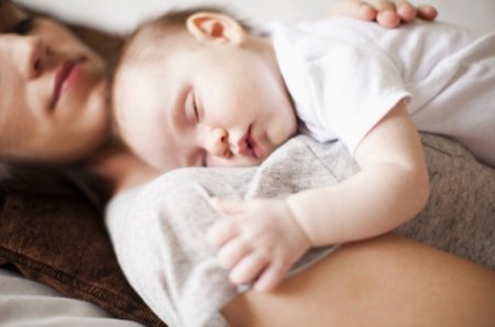 Чому дитина плаче уві сні? Як заспокоїти малюка?