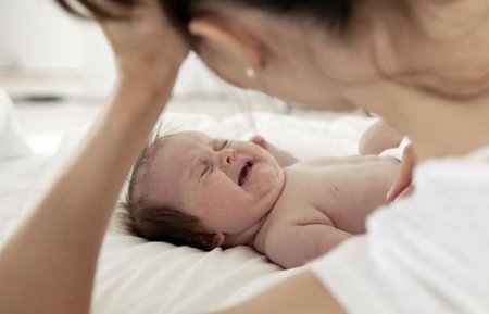 Чому дитина плаче уві сні? Як заспокоїти малюка?