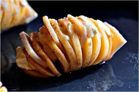 Ніжна запечена картопля в духовці з сиром: різні варіанти