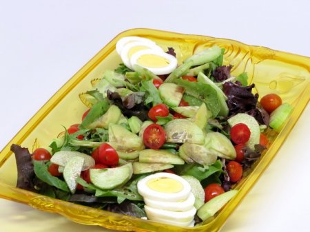 Салат з яйцем і огірком: рецепт. Салат з кальмарами, яйцем і огірком
