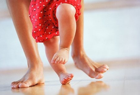 Як навчити дитину ходити самостійно?