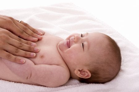 Як робити масаж немовляті, щоб його не турбували коліки?