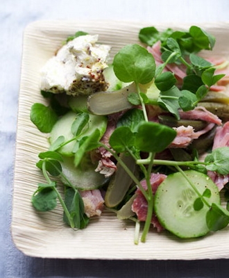 Чим заправити салат з шинкою і огірками? Різні варіанти холодних закусок з свинячої ковбаси