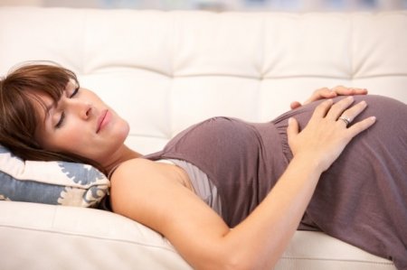 Чому вагітній не можна спати на спині: причини і наслідки
