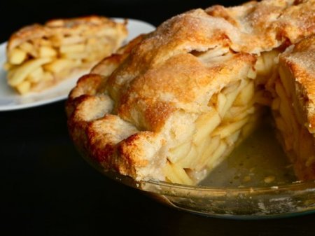 Швидкий і простий рецепт: шарлотка з яблуками в духовці або мікрохвильовій печі