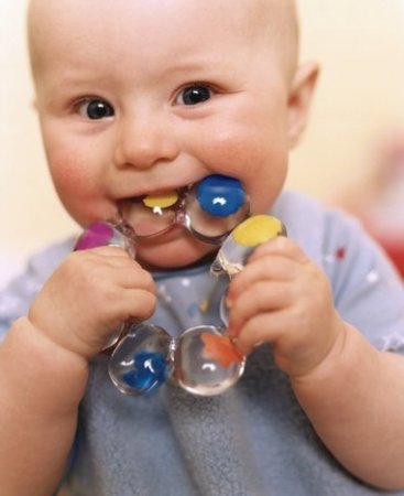 У малюка ріжуться зуби: чим допомогти в такій ситуації?