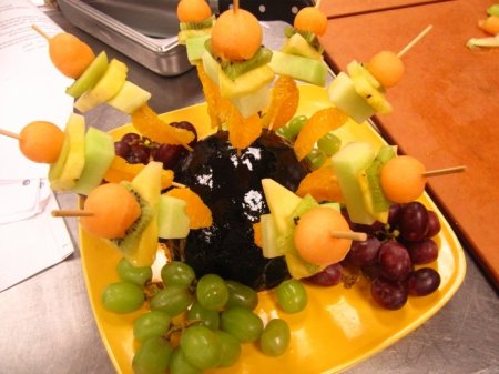Як прикрасити святковий стіл - канапе з фруктів, кошички та інші варіанти