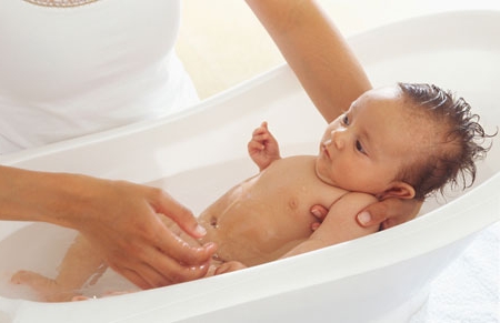 Ванночки для купання новонароджених: різновиди та особливості вибору