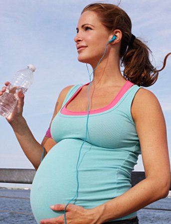 Колінно-ліктьове положення при вагітності покращує загальний стан матері і дитини