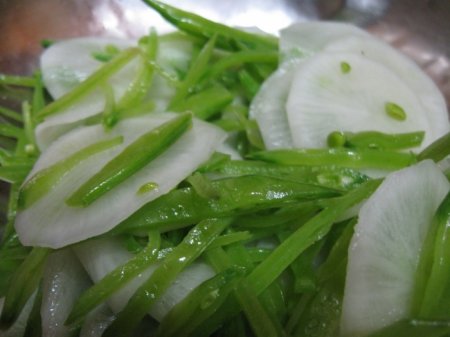 Корисний салат із зеленої редьки