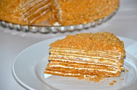 Медовий торт зі сметанним кремом - улюблений домашній десерт