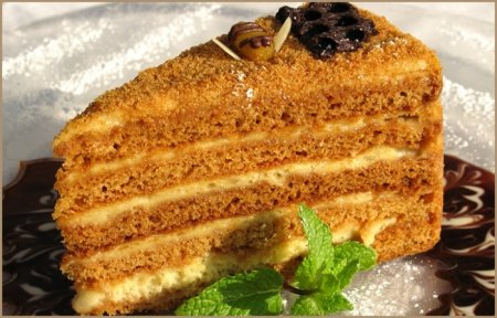Торт-медовик "Бджілка" - смачний домашній десерт
