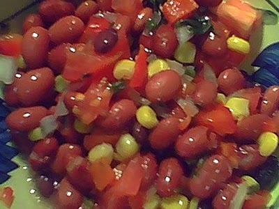 Як приготувати салат з червоної квасолі з сухариками, використовуючи наперед заготовлені продукти