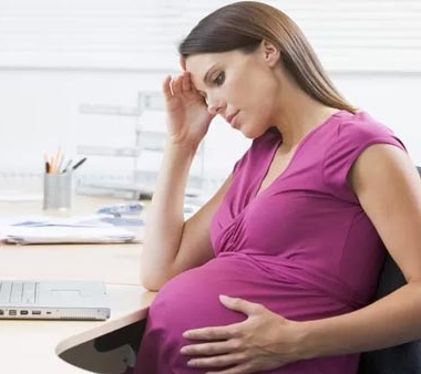 Чому з'являються білі виділення при вагітності?