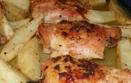 Картопля, запечена в духовці з куркою, – ситне і просте у приготуванні блюдо