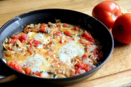 Смачний сніданок: рецепт яєчні