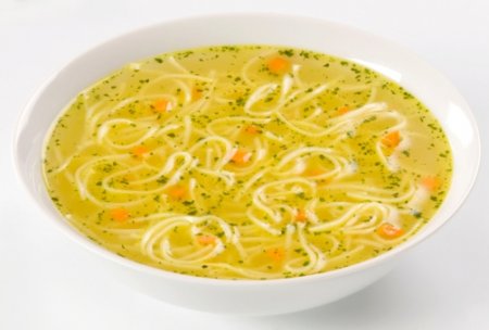 Як приготувати курячий суп з локшиною?