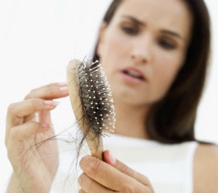 Чому випадає волосся після пологів? Що робити, щоб зберегти волосся густими?
