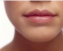 Що означають білі точки на губах: ознаки і причини