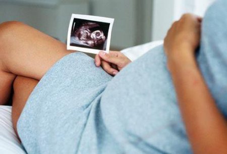 Чому вагітним не можна сидіти нога на ногу? Наслідки