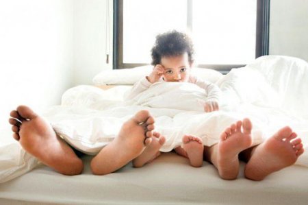 Дитина спить з батьками - як відучити? За і проти спільного сну