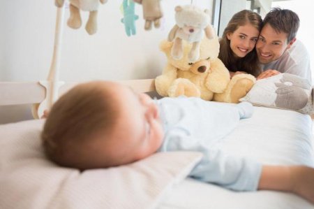 Дитина спить з батьками - як відучити? За і проти спільного сну