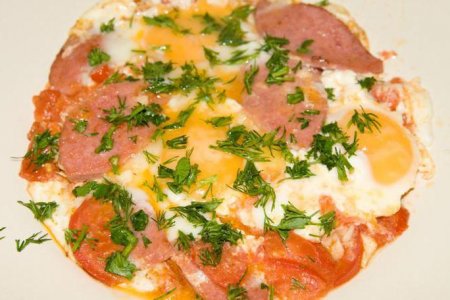 Яєчня з помідорами і ковбасою - смачний і ситний сніданок