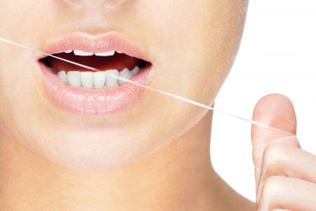 Як користуватися зубною ниткою правильно?