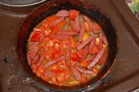 Яєчня з помідорами і ковбасою: рецепти