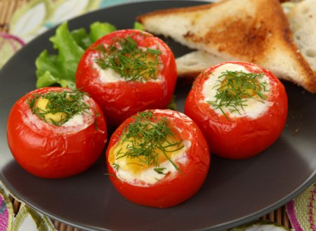 Яєчня з помідорами і ковбасою: рецепти
