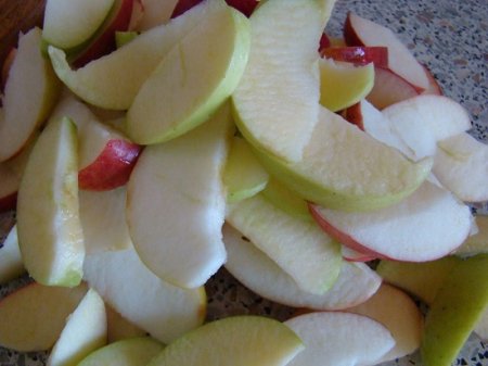 Курка з яблуками в духовці: рецепти з фото