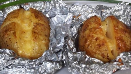 Запечена картопля в мультиварці