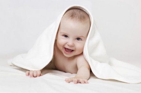 Білі грудочки в калі у немовляти. Новонароджена дитина