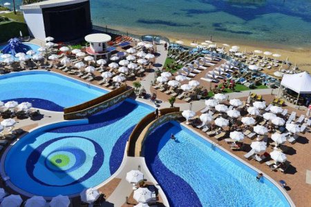 Azura Deluxe Resort & Spa Hotel ():    