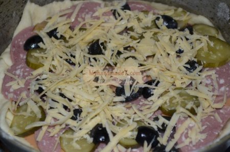 Піца з ковбасою і солоними огірками. Рецепт з покроковими фото