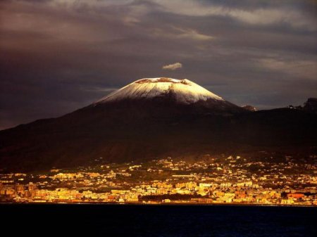 Самий знаменитий вулкан в світі. Географічні координати вулкана Везувій