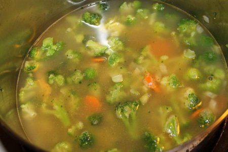 Відмінне блюдо для обіду - суп з брокколі з куркою