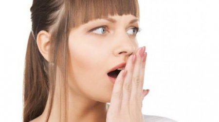 Кровоточать ясен і неприємний запах з рота: причини, лікування