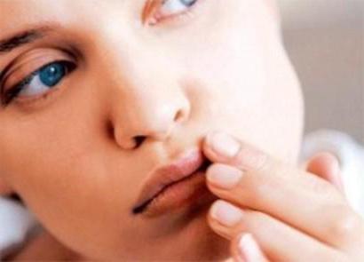 Від чого герпес на губах з'являється: причини, профілактика, особливості лікування