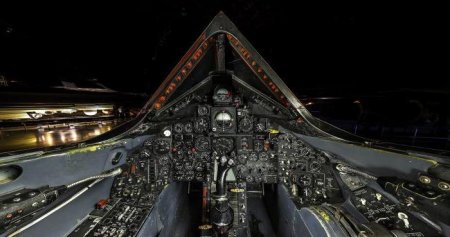 Lockheed SR-71 Blackbird: - 