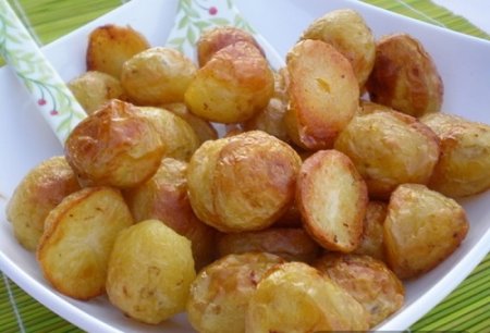 Рум'яна і з скоринкою: запечена картопля за рецептом моєї бабусі виходить нереально смачною.