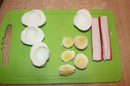 Якщо гості на порозі: швидка закуска - яйця, фаршировані сиром і крабовими паличками