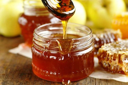 Позбутися від прищів допоможуть доступні кухонні продукти: мед і лимонний сік