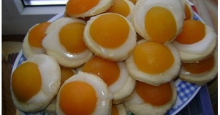 Пасхальне печиво з глазур'ю і абрикосами