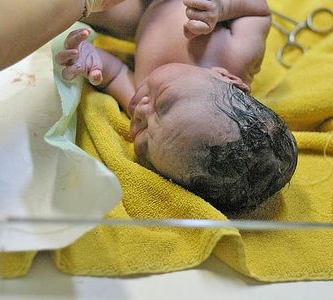 Коли дитина починає говорити перші слова?