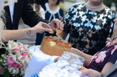Весільні традиції: зустріч з короваєм молодих. Мова при зустрічі молодих з короваєм