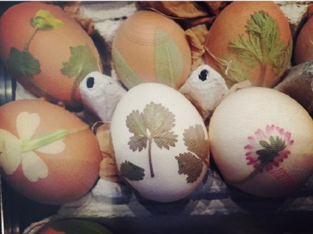 Красиво пофарбувати яйця можна за допомогою старих колготок: інструкція